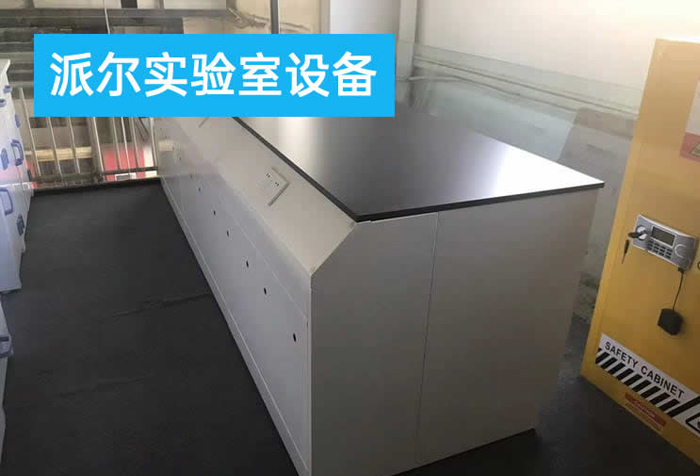 儀器臺(tái)